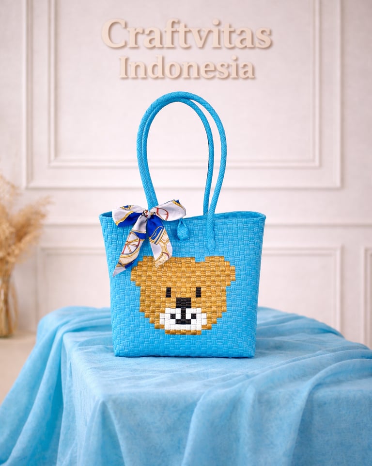 Tas anyaman karakter beruang warna biru handmade dari plastik daur ulang