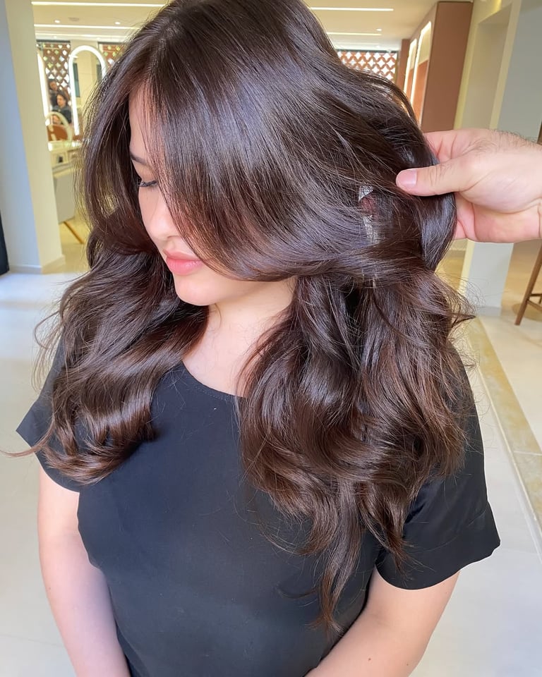 Cliente desfrutando de atendimento premium no salão We Hall Beauty em Bauru, ambiente elegante e aco