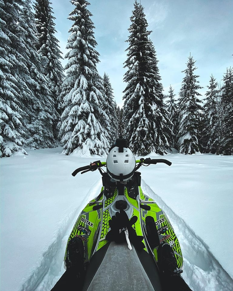 Motos de nieve en el Pas de la Casa, Grandvalira