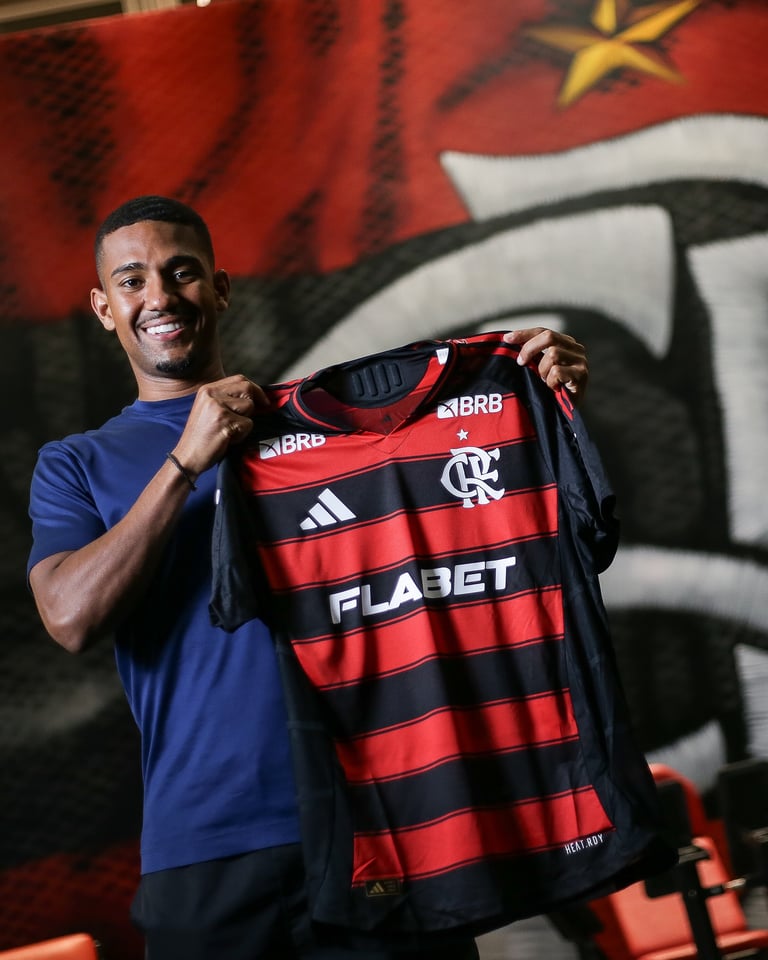 Samuel Lino com a camisa do Flamengo em seu anuncio oficial.