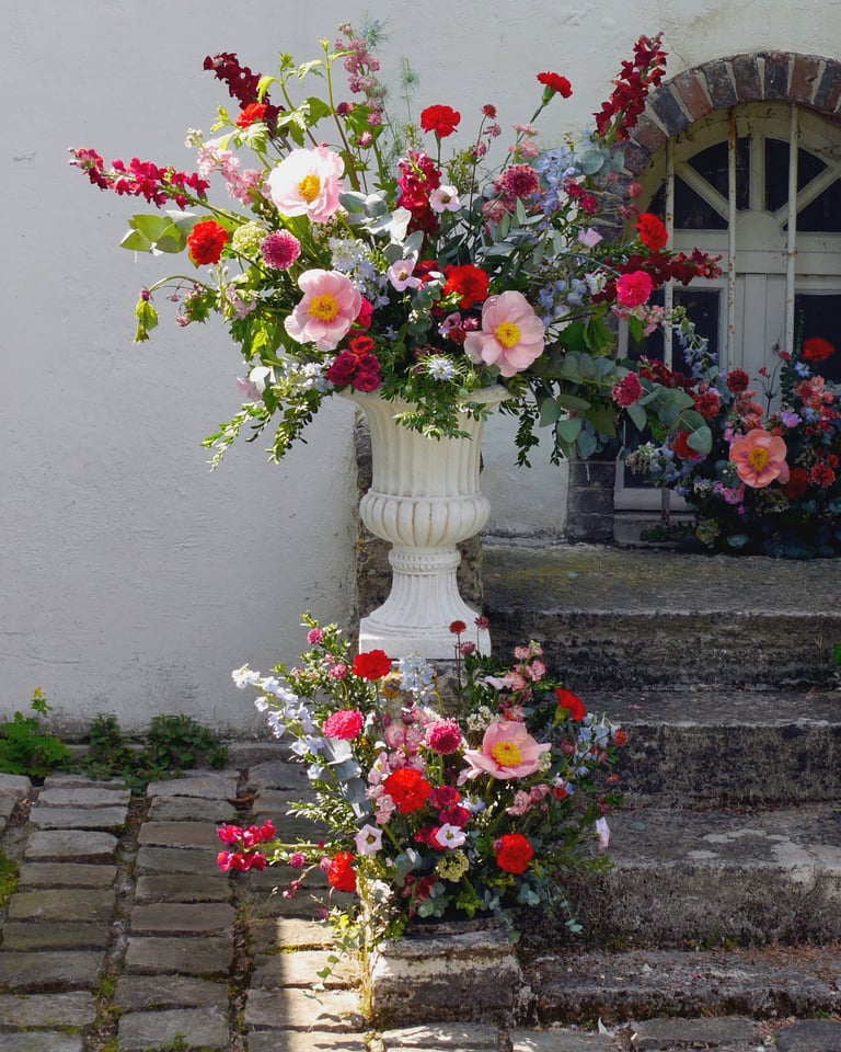 grand vase médicis et décor floral d'un escalier