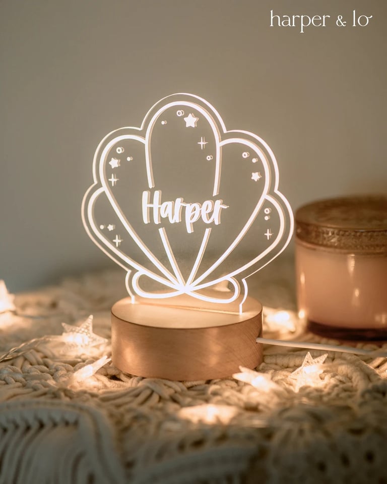 naktine led lempa ispjauta is skaidraus akrilo su isgraviruotu vardu