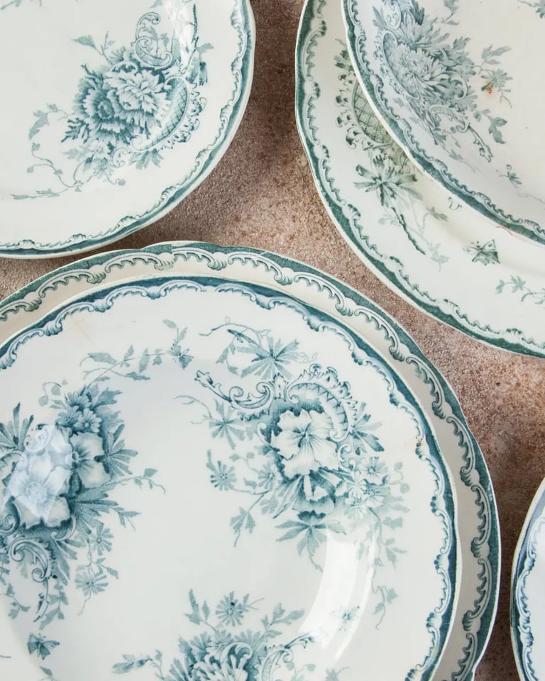 un vide-grenier à Fontenay-Sous-Bois : des assiettes anciennes en porcelaine blanches avec un décor de fleurs bleues