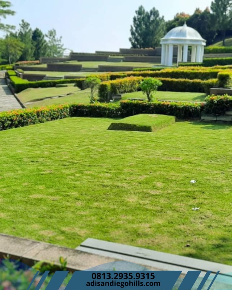 Taman makam San Diego Hills Karawang dengan gazebo putih, lingkungan hijau rapi dan premium makam