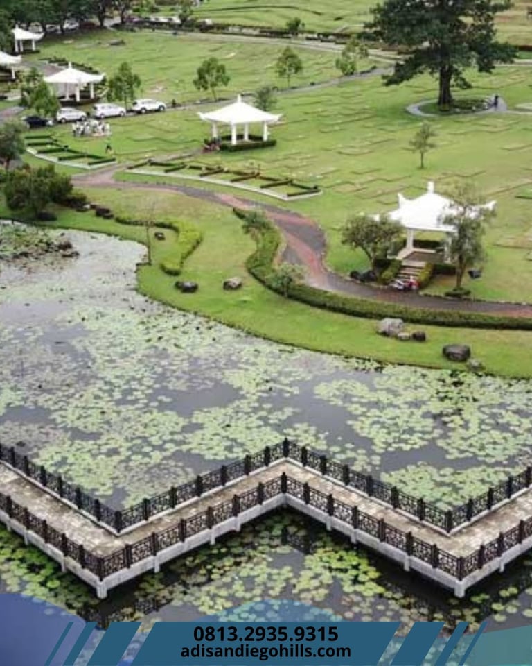 Pemandangan danau di San Diego Hills Karawang dengan jembatan dan taman pemakaman mewah, strategis