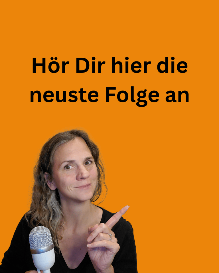 Elefant und Kiwi Podcast-Host Eva Herzog zeigt auf die neuste Folge
