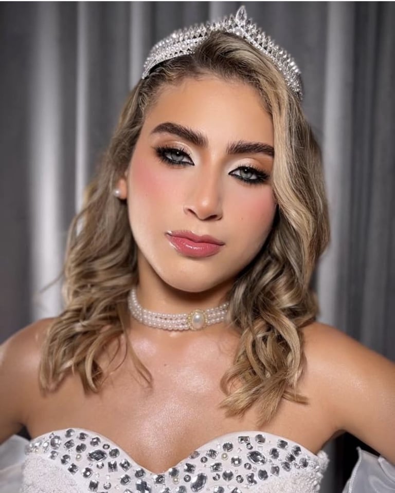 Novia con maquillaje de alta gama aplicado por Lizeth Quevedo