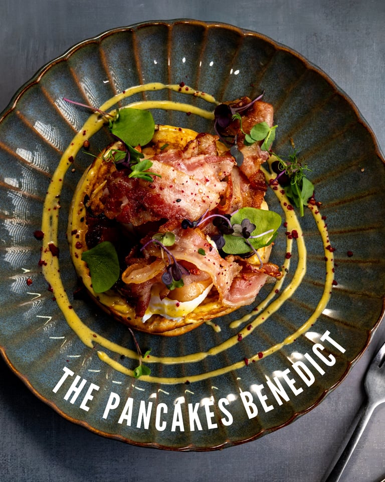 The Pancakes Benedict: pancake met gepocheerd ei en krokant spek bij Krunch Gent
