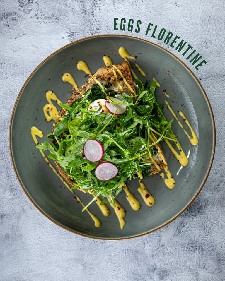 Eggs Florentine: gepocheerd ei met rucola en hollandaisesaus — brunch bij Krunch Gent
