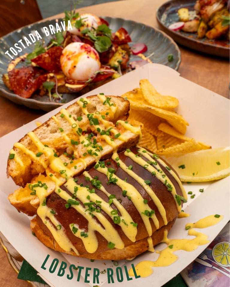 Lobster Roll met frietjes en huisgemaakte saus — brunch bij Krunch Gent