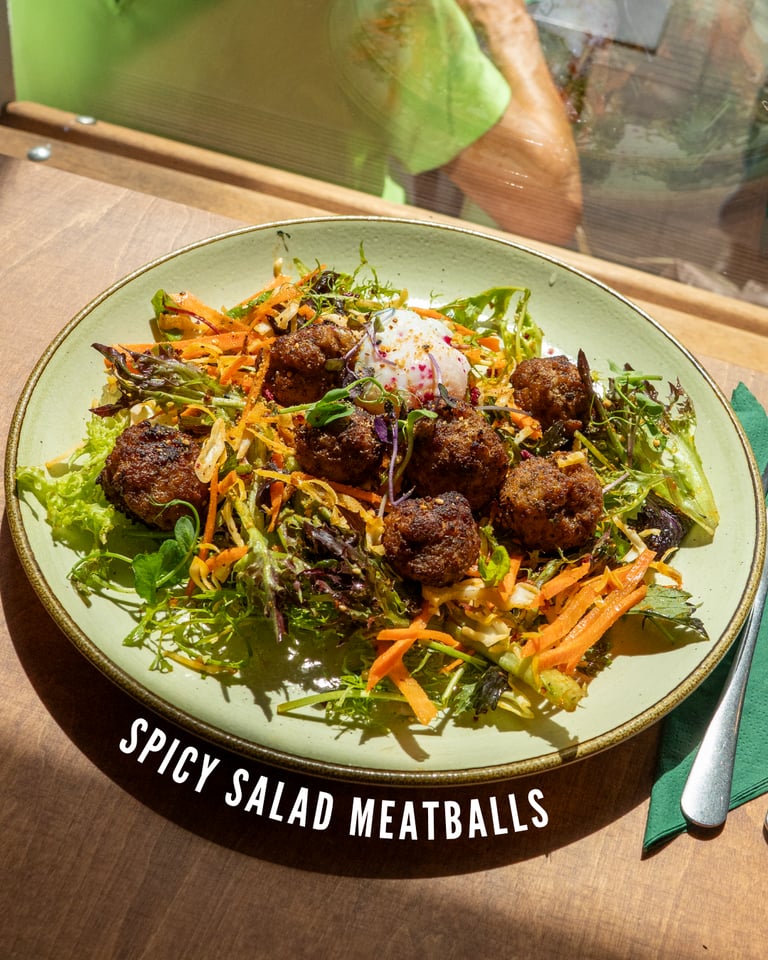 Spicy Salad Meatballs bij Krunch: pittige salade met gehaktballetjes, wortel en frisse sla