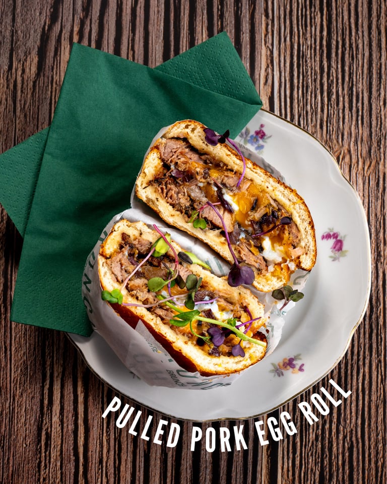 Pulled Pork Egg Roll van Krunch Gent: broodje met gepulled varkensvlees en verse cress