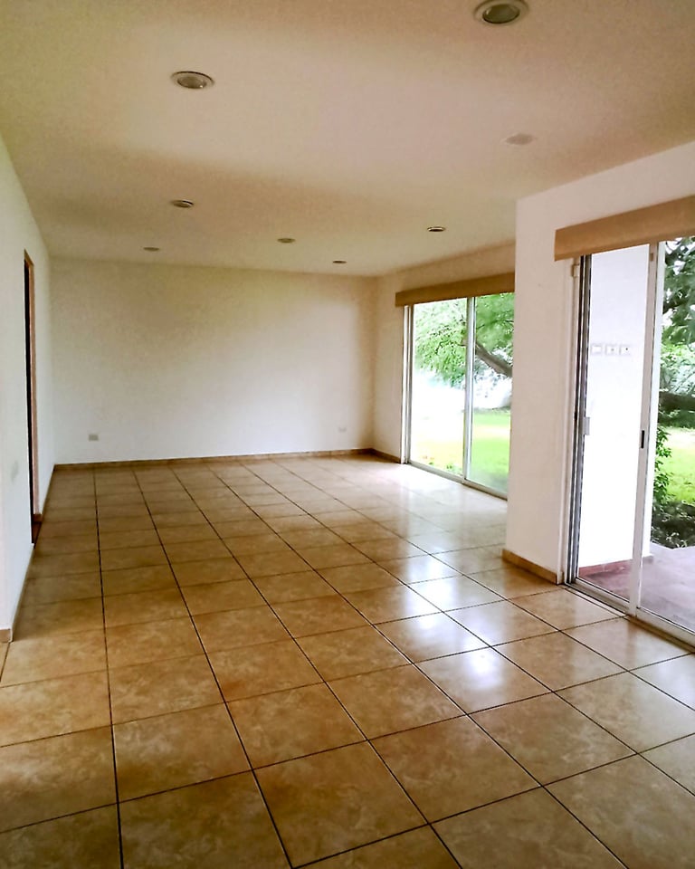 estancia amplia y luminosa con vista a jardín