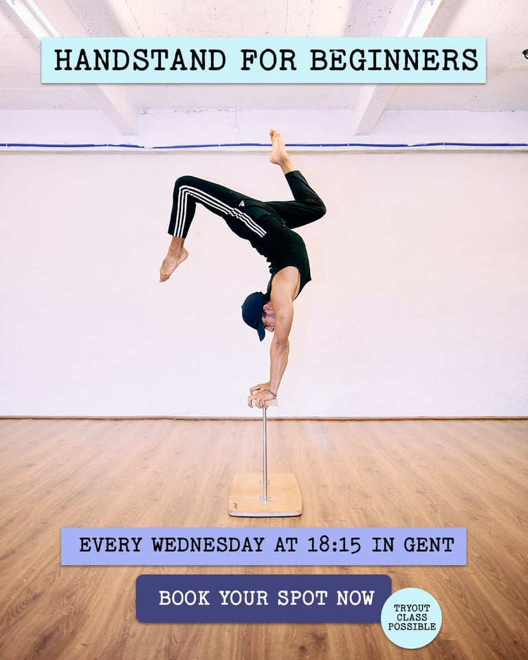 handstand leerkracht die een handstand doet op canes om zijn handstand les voor beginners adverteert