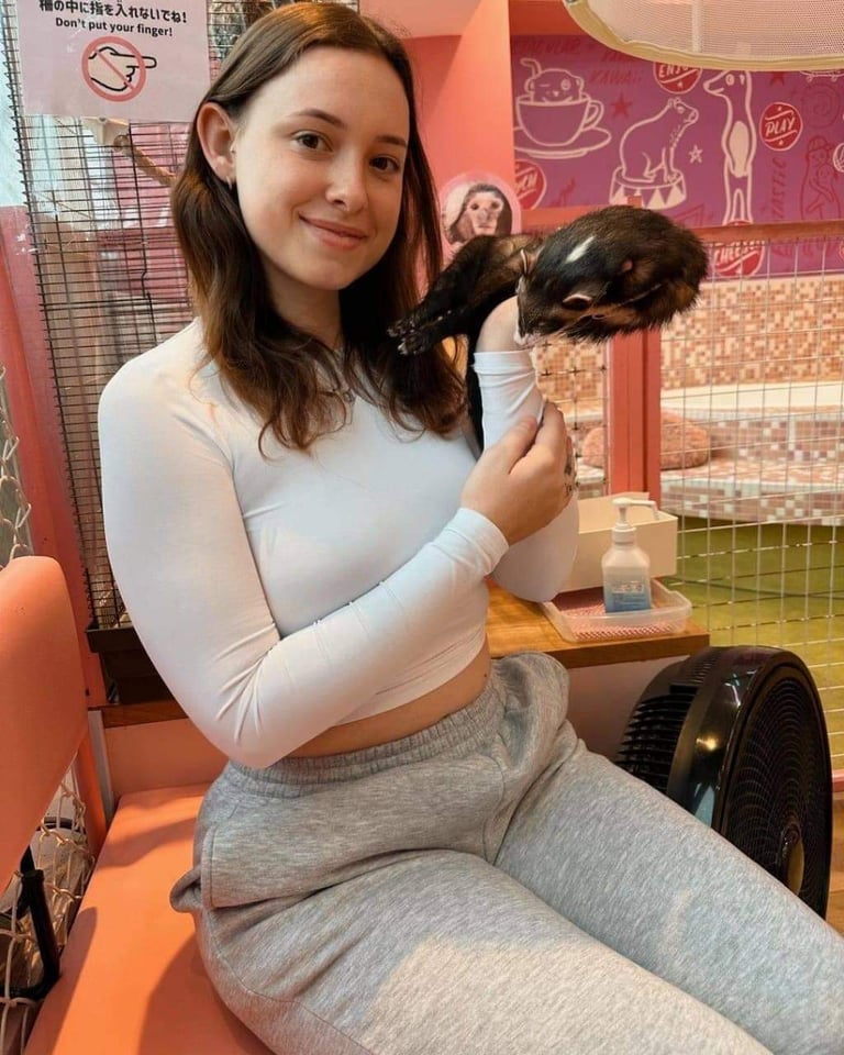 FILLE TIENT UN OBJET DANS LA MAIN