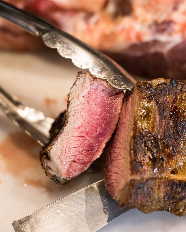 Carnes maduradas y parrilla tipo Argentina en el restaurante Vinos y Parila V.&.P en Filandia