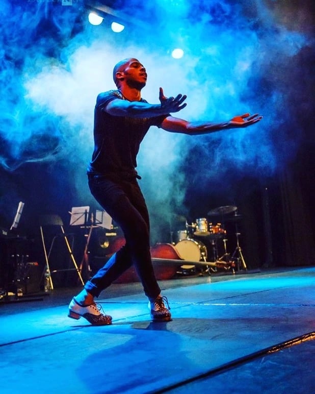 Un danseur de claquettes de la compagnie Tap Dance Paris lors d'un show sur mesure