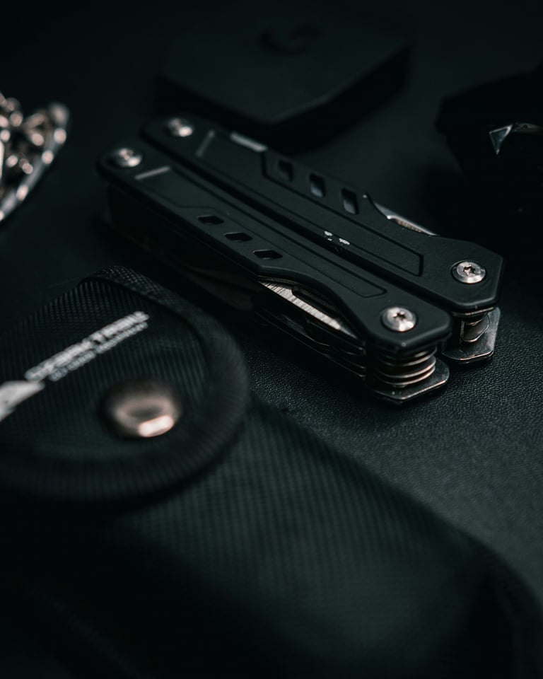 Multitool EDC aberto mostrando alicate faca e ferramentas para Everyday Carry
