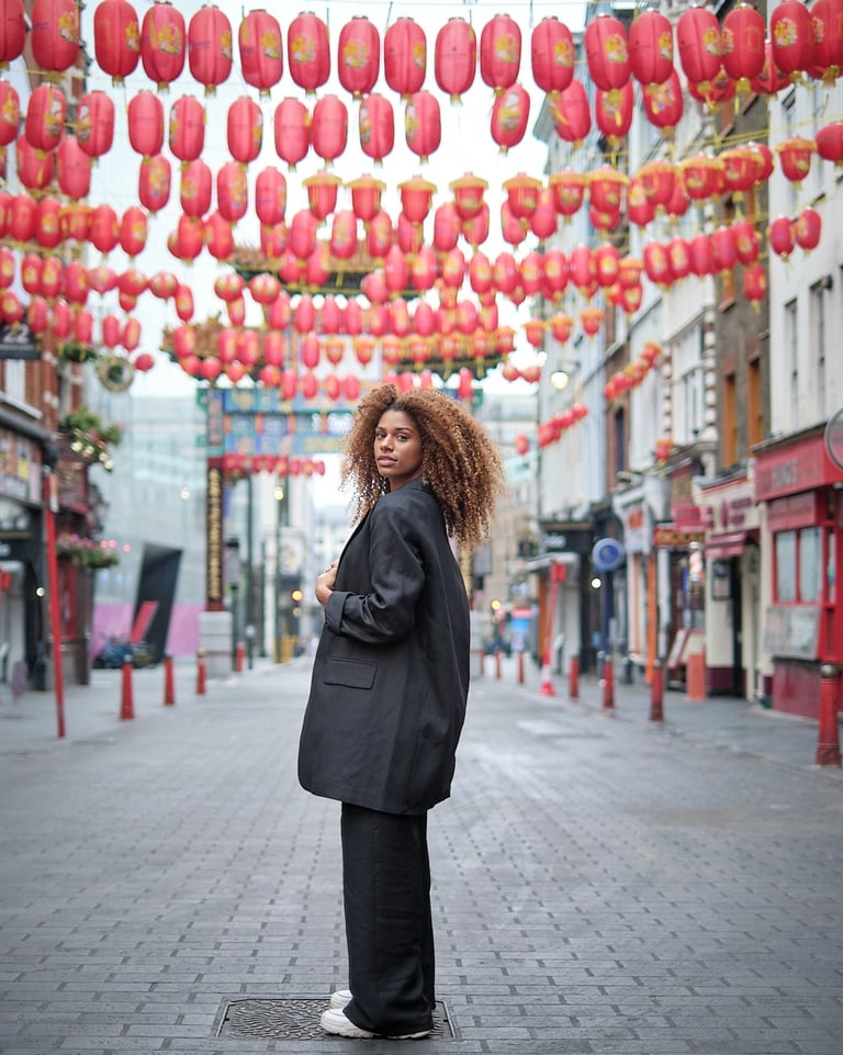 ensaio fotográfico urbano em rua decorada com lanternas orientais em Londres
