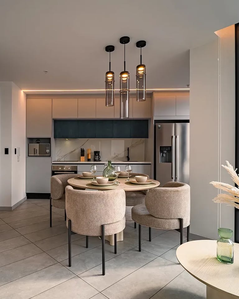 Fotografía profesional de AirBnB inmobiliaria de lujo con decoración y lamparas de techo en Quito