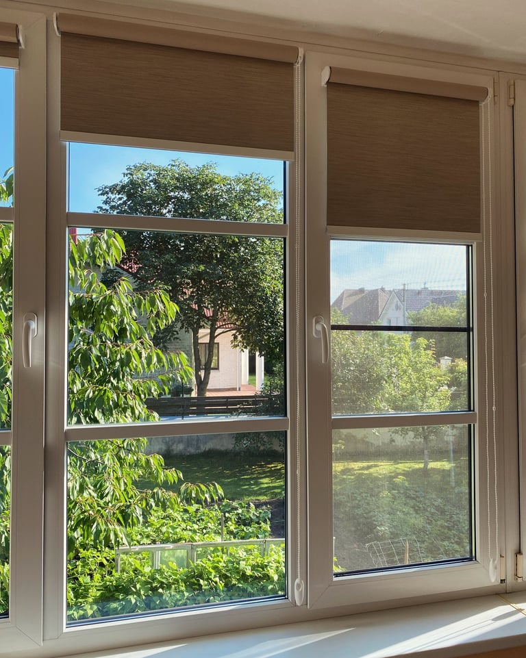 alt="Klasikiniai roletai iš vientiso audinio moderniame interjere"