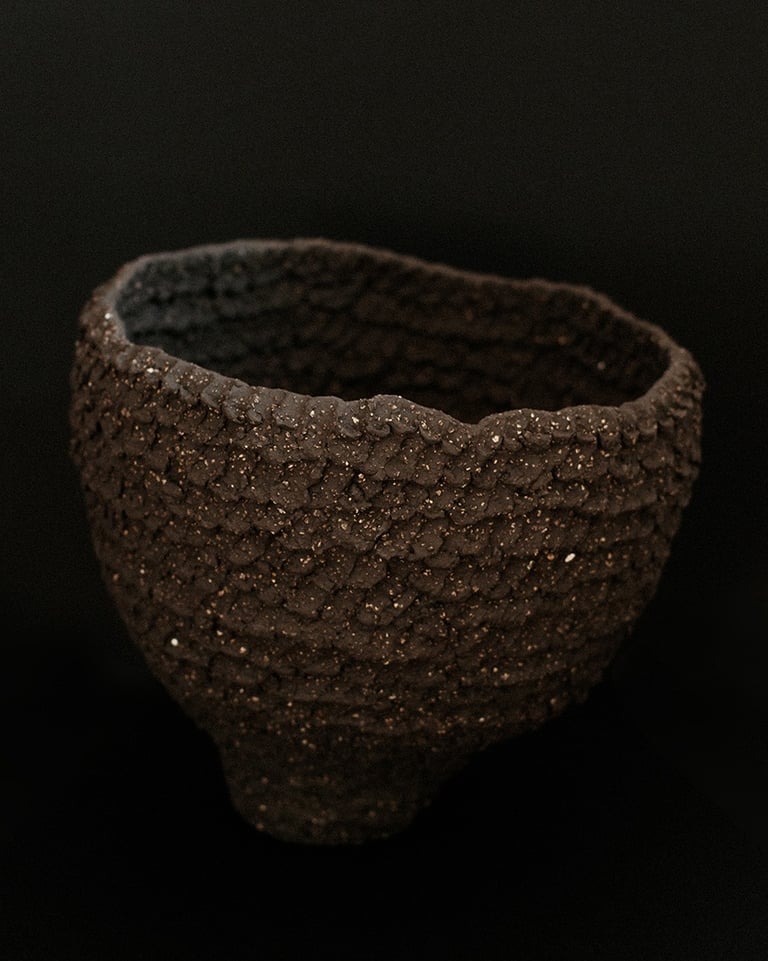 Vase sur pied sculptural en grès noir modelé intégralement à la main