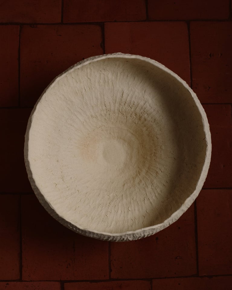 Vue plongeante d'une coupe sculpturale intégralement modelée à la main