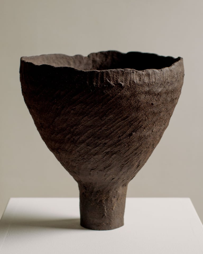 Vase sculptural en grès noir modelée à la main par l'artiste Sabine Segura