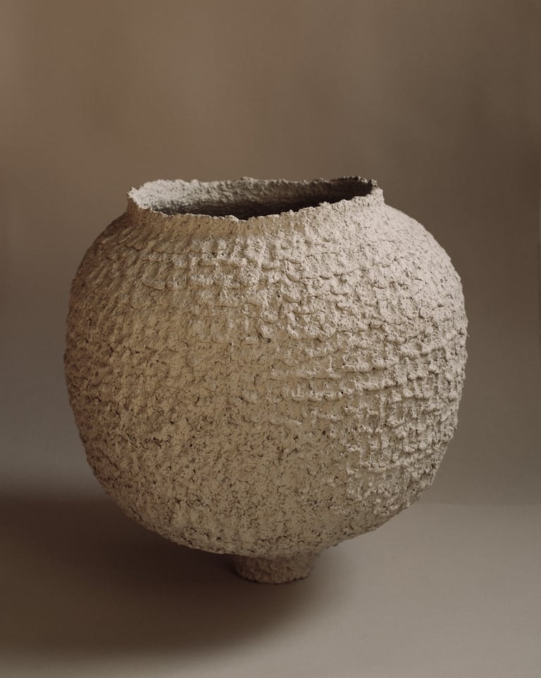 Vase sur pied sculptural en grès blanc brut modelé artisanalement par Sabine Segura