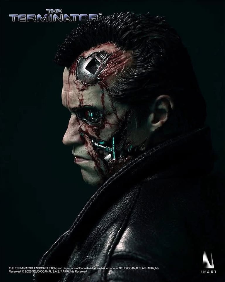  Perfil de la figura del Terminator T-800 con daño de batalla, endoesqueleto expuesto 