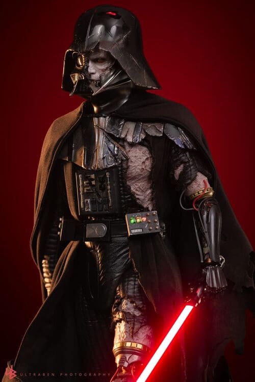 Figura de Darth Vader con daño de batalla, máscara agrietada y sable de luz rojo