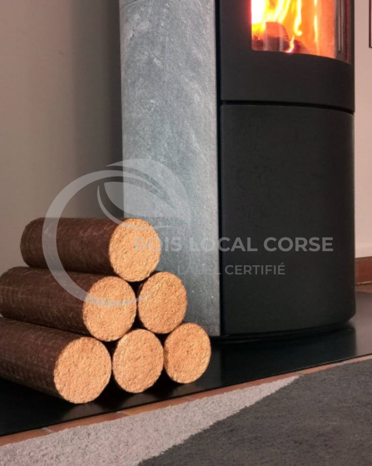 une pile de bûches sur une cheminée