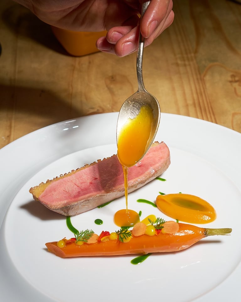 Magret de canard des Alpilles, carottes glacées au miel et jus corsé au romarin, cuisine provençale 