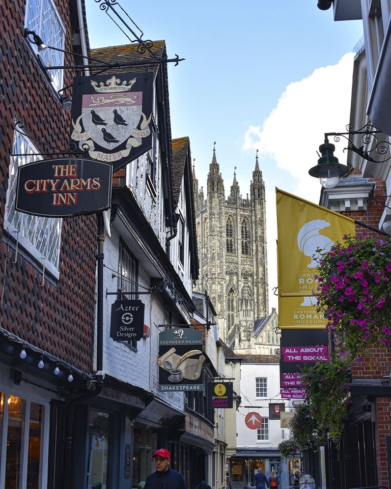 Vue sur une des tours de Canterbury Cathedral depuis une petite rue adjacente