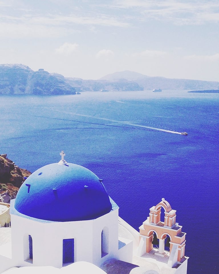 Les célèbres dômes bleus des églises grecques à Santorin