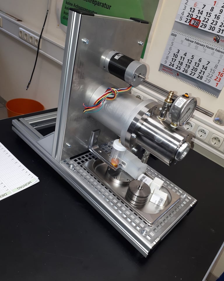 Simmerring-Prüfstand: Druckkammer mit rotierender Welle, Riemenantrieb und Manometer – Tests zu Leck