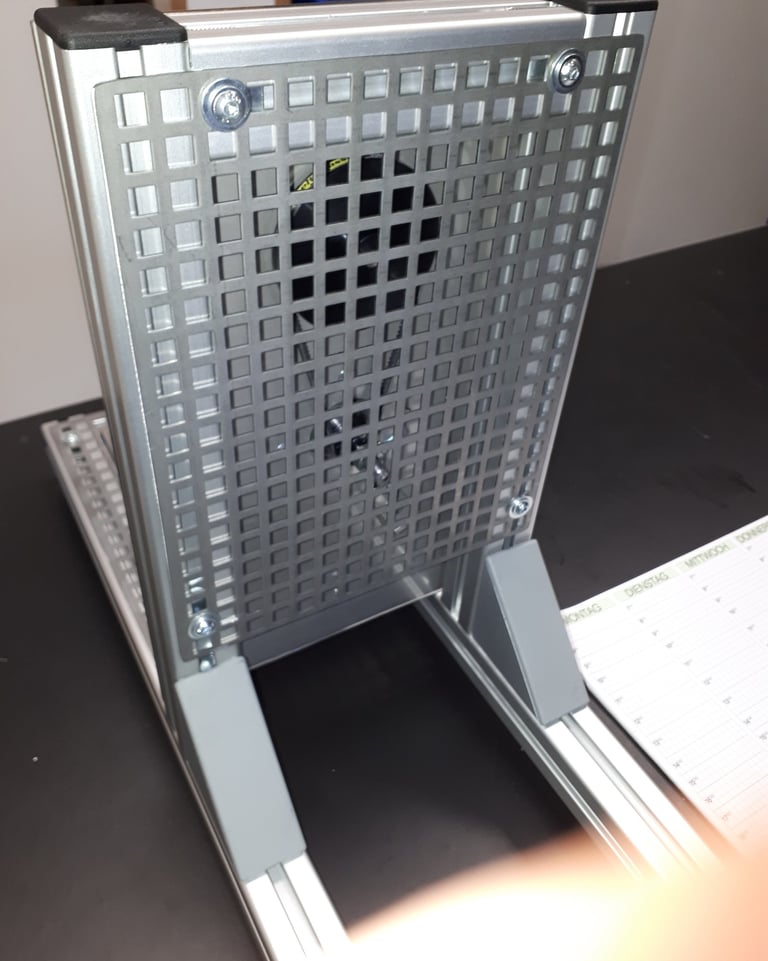 Simmerring-Prüfstand Rückansicht mit Schutzgitter und Rahmen – sicherer Betrieb bei Drucktests bis c