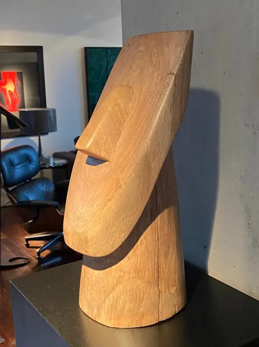 Escultura de madera curada por Basenses para uno de sus proyectos de diseño sensorial