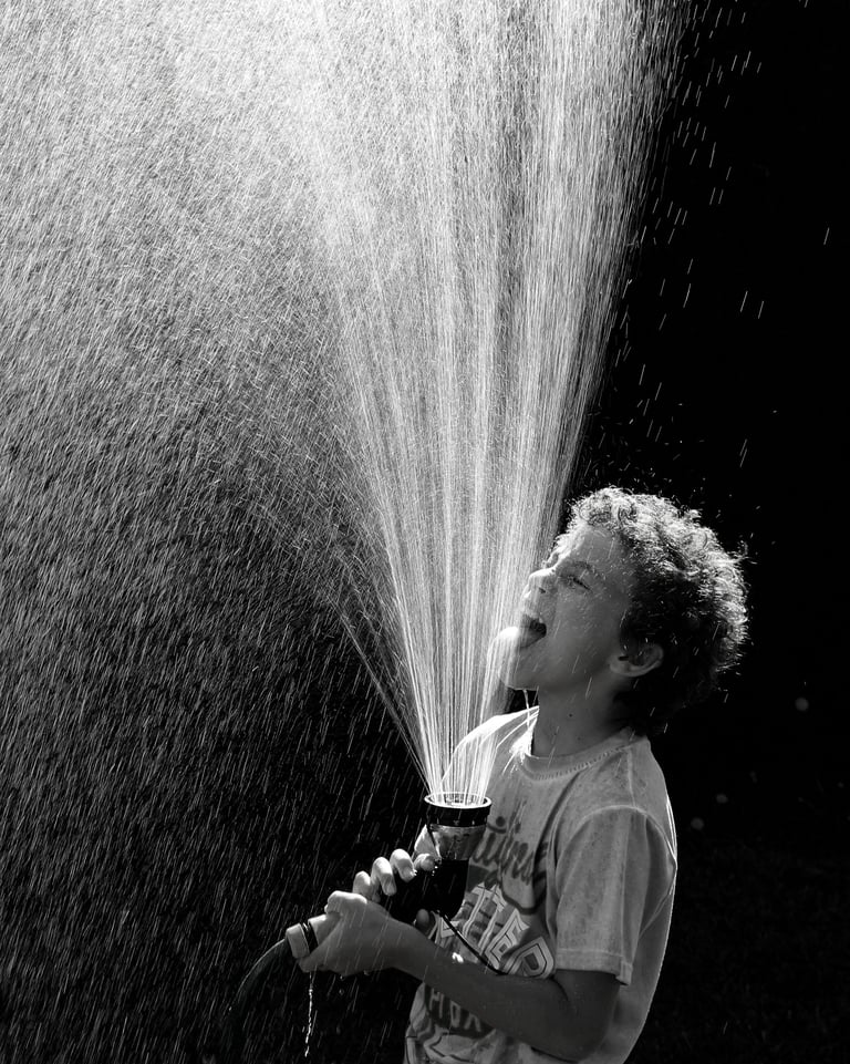 enfant arrosage contre-jour