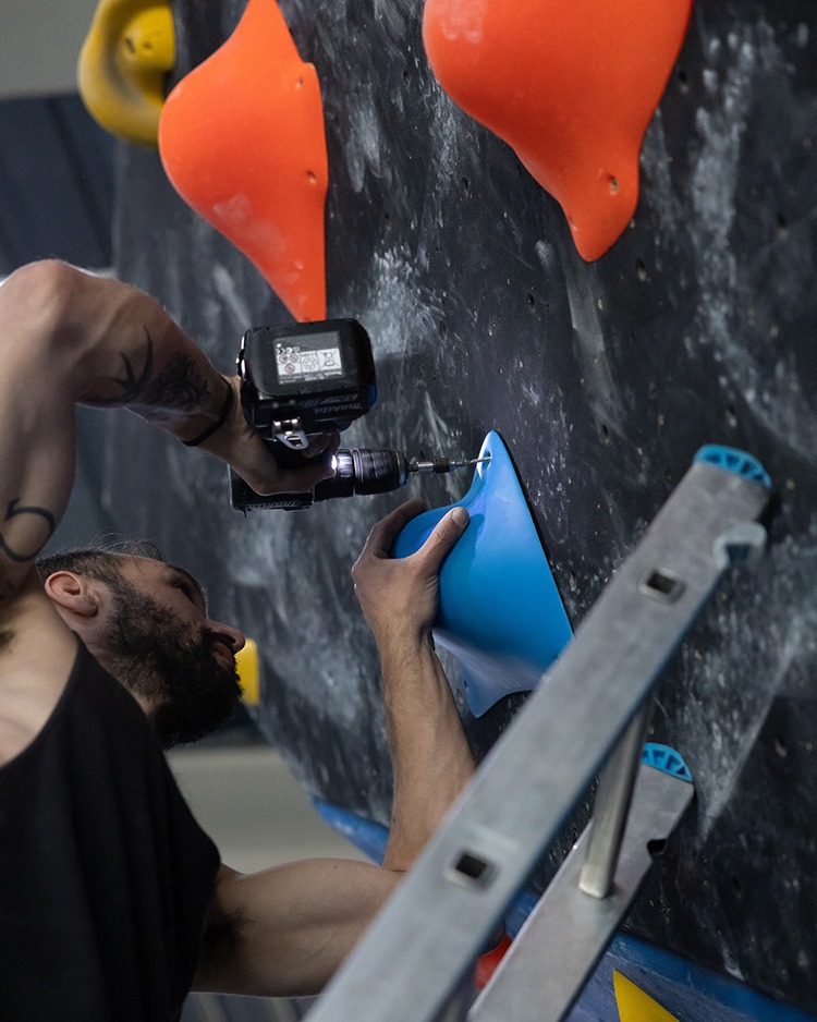 routesetter equipando rocodromo