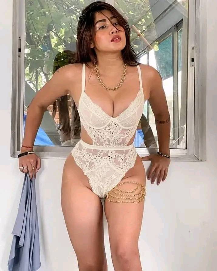 femme en lingerie blanche