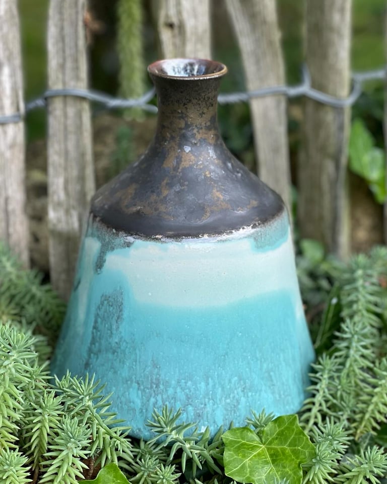 Vase en grès émaillé, bronze et turquoise
