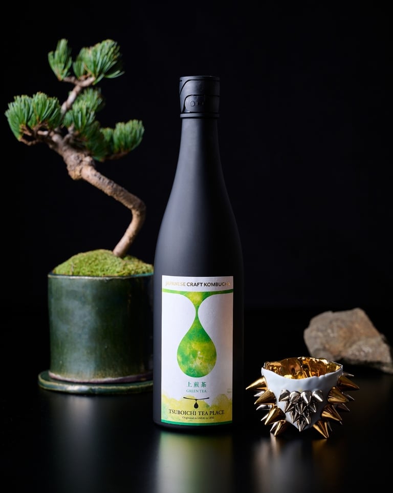 JAPANESE CRAFT KOMBUCHA 上煎茶（720ml）の黒いボトルと盆栽を並べた商品写真｜堺市のニュースならサカイタイムズ
