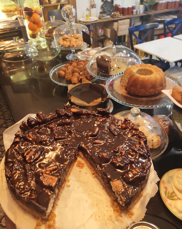 cevizli çikoltalı tatlı ve çeşitli kekler bulunan tezgah