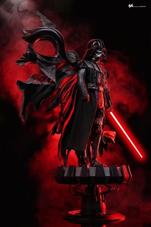 Estatua coleccionable de Darth Vader sosteniendo un sable de luz rojo brillante entre humo rojo