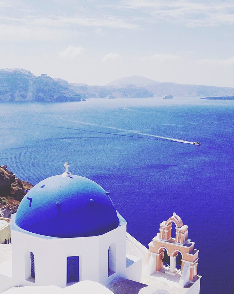 Les célèbres dômes bleus des églises grecques à Santorin