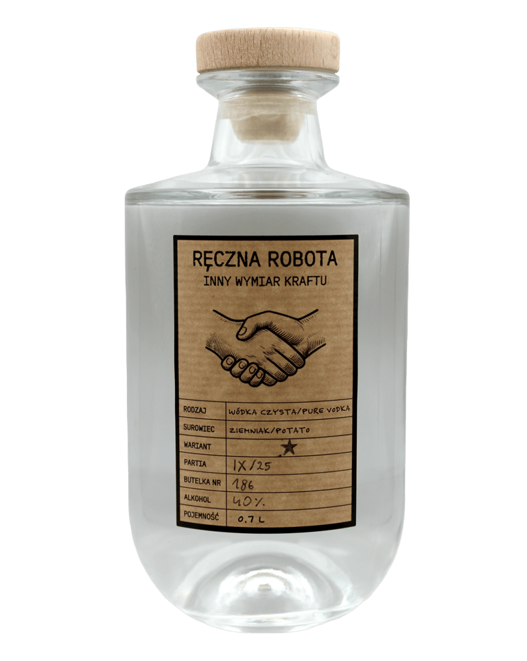 Ręcznie robiona polska wódka ziemniaczana z rustykalną papierową etykietą i drewnianym korkiem.
