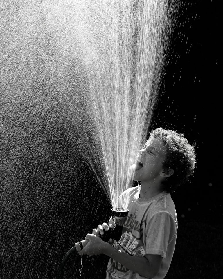 enfant arrosage contre-jour