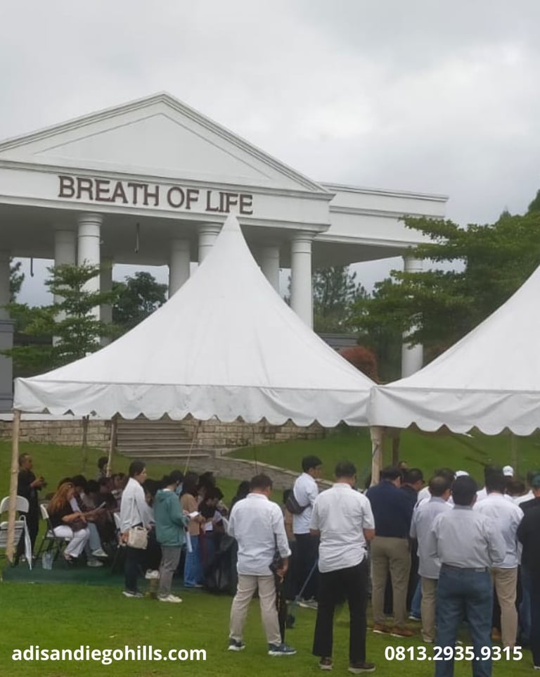 Prosesi pemakaman keluarga di depan gedung Breath of Life San Diego Hills Memorial Park Karawang