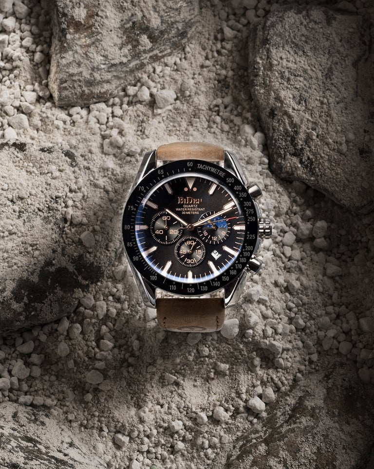 foto di un orologio su fondo sabbioso simile a quello terrestre. L'orologio è circondato da massi